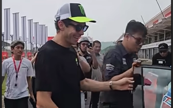 Thumbnail Berita - Valentino Rossi Injakkan Kaki di Sirkuit Mandalika
