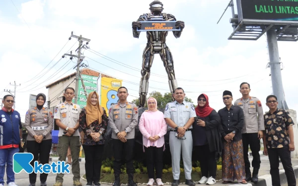 Polres Tegal dan Pemkab Resmikan Patung Robot Knalpot Brong serta Exit Tol Adiwerna