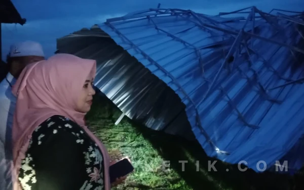 Thumbnail Berita - Usai Pengajian Isra' Mi'raj, Wabup Situbondo Gercep ke Lokasi Rumah Rusak Akibat Puting Beliung