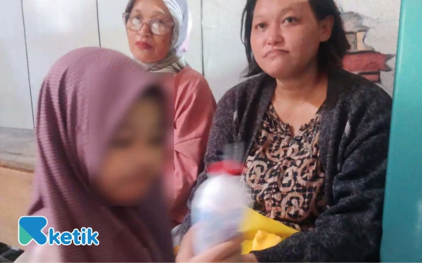 Thumbnail Berita - Ibu 5 Anak di Sidoarjo Hidup di Kolong Jembatan Layang, Suami Minggat Tinggalkan Banyak Utang
