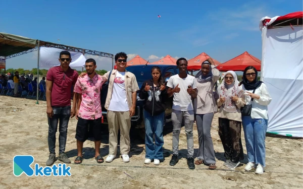 Thumbnail Berita - Viral! Turis Asing Kompak Bilang "I Love Situbondo",  Apa Saja Istimewanya?