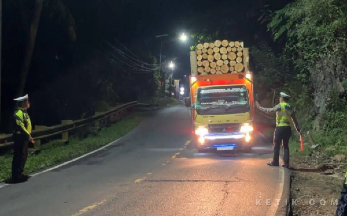 Thumbnail Berita - Kendaraan Lebihi Batas Tonase Picu Kerusakan Jalan di Pacitan, Tiap Tahun Naik 4 Persen