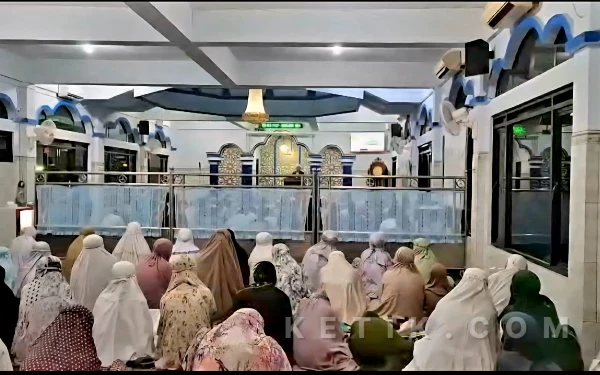 Thumbnail Awali Ramadan! Ratusan Jemaah Muhammadiyah Bulak Banteng  Khusyuk Ikuti Salat Tarawih