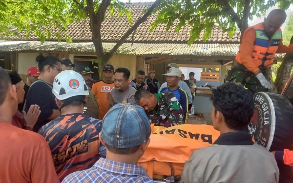 Thumbnail 2 Warga Surabaya Tewas Digulung Ombak Pantai Modangan Malang, 1 Masih Hilang