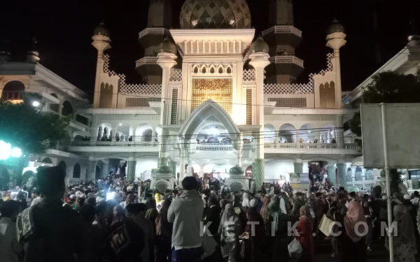 Thumbnail Berita - ‎Buru Malam Lailatul Qadar! Jamaah Padati Masjid Agung Jami Malang untuk Qiyamullail Salat Witir Perdana