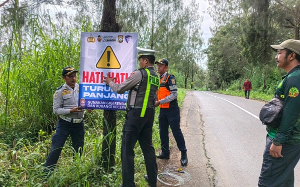 Thumbnail Dua Kali Fortuner Masuk Jurang Ngadas, Satlantas Polres Malang Pasang Rambu di Jalur Maut