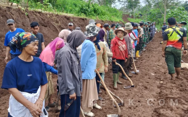 Thumbnail Berita - Bersama Satgas, Emak-emak Situbondo Gotong Royong Ratakan Jalan Program TMMD