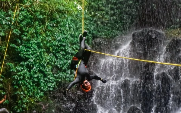 Thumbnail Canyoning Viral di TikTok, Tren Wisata Alam Ekstrem Baru Anak Muda