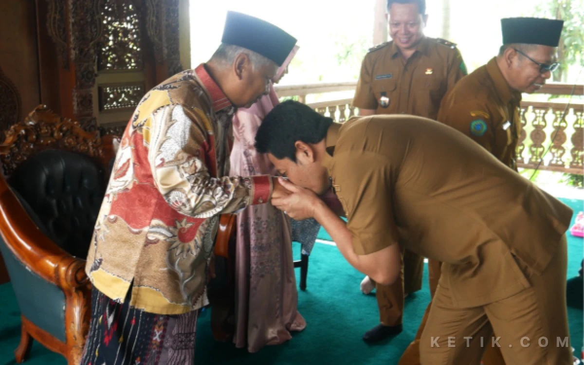 Thumbnail Berita - Silaturahmi Erat antara Masyarakat, Umara, dan Ulama; Bupati Subandi Didoakan Para Kiai