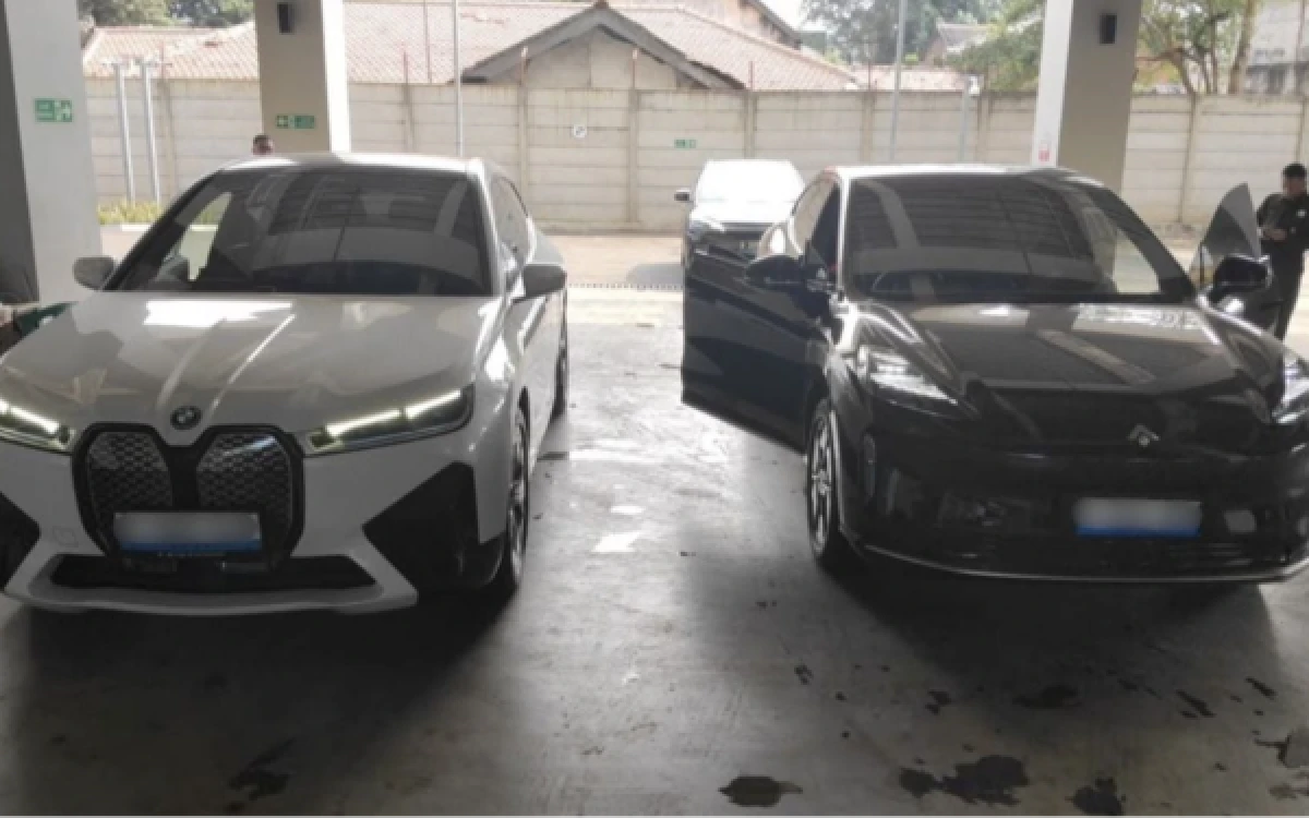 Thumbnail Berita - KPK Sita Empat Mobil Mewah dalam Kasus Korupsi BNPB, Ada BMW hingga BYD
