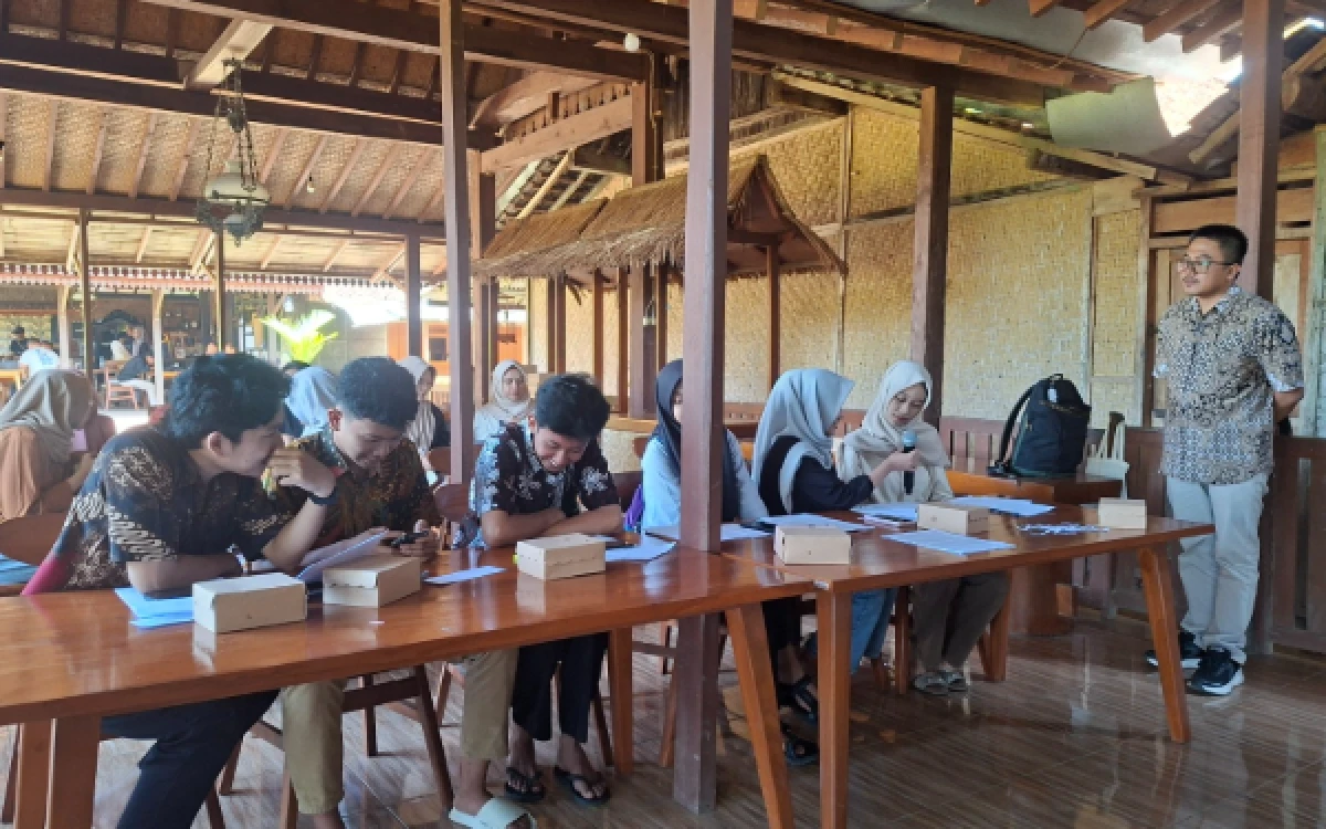 Thumbnail Berita - PKM Edu UPN Veteran Jawa Timur Latih Pelaku Wisata Desa Kemiren Kuasai English for Tourism