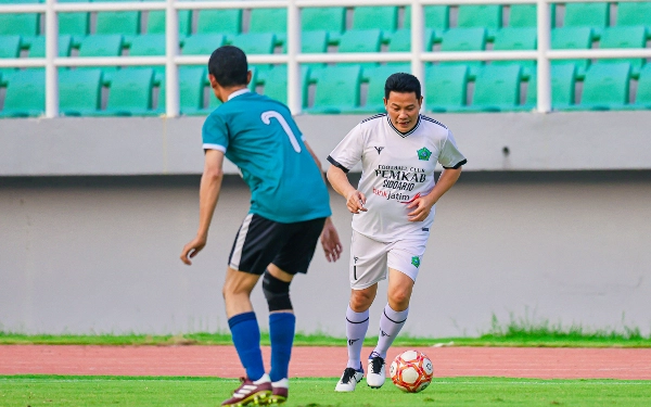 Thumbnail Berita - Bupati Sidoarjo Subandi dan Kacab Bank Jatim Sidoarjo Suyatno Jajal Skill Wartawan di GOR Delta