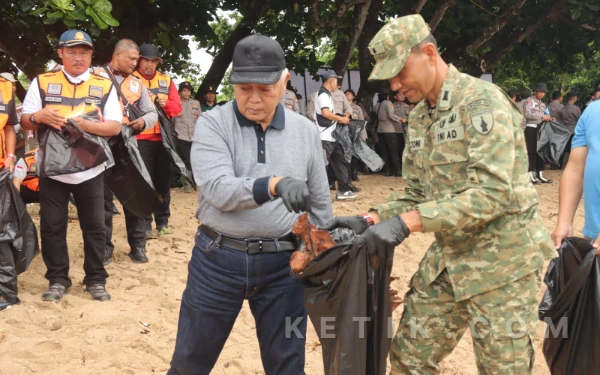 Thumbnail Kompak! Bupati Malang bersama TNI-Polri Turun Tangan Bersihkan Pantai Balekambang