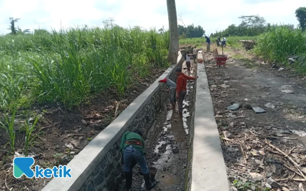 Thumbnail Perbaiki Kualitas Infrastruktur Publik, Dinas PUPR Kota Kediri Rehabilitasi Saluran Irigasi Pertanian di Kelurahan Ngletih