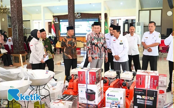 Thumbnail Baznas Bondowoso Salurkan 127 Paket Alat Usaha, Bupati Dorong Penerima Lebih Produktif dan Mandiri