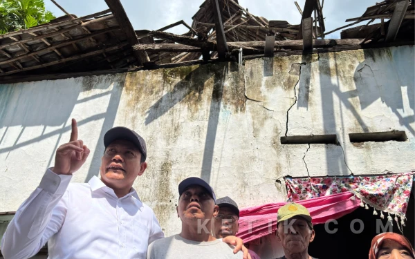 Thumbnail Berita - Bupati Subandi Sayangi Rakyat, Bantu Perbaikan Rumah Warga Sidoarjo di Wonoayu dan Balongbendo