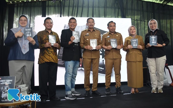 Thumbnail HUT Ke-3 Ketik.com, CEO Kiagus Firdaus Luncurkan Buku Anti Cerai Pasangan Kepala Daerah