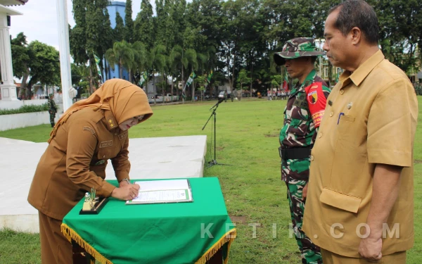 Thumbnail Berita - Pimpin Upacara TMMD ke-127, Mbak Ulfi Tekankan Sinergi TNI-Pemkab untuk Bangun Situbondo