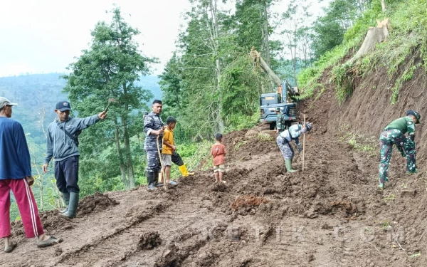 Thumbnail Berita - Medan Licin, Satgas TMMD Kodim 0823 Situbondo Tetap Semangat Bangun Jalan