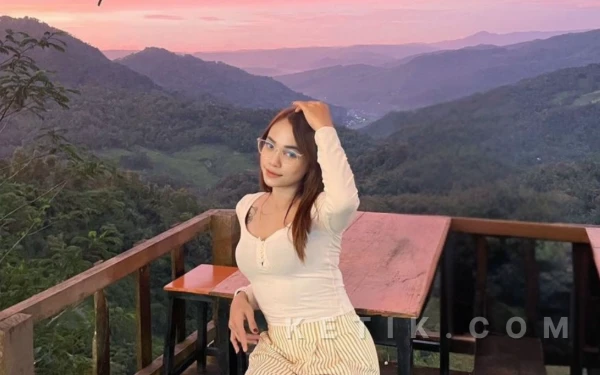 Thumbnail Berita - Mau Nongkrong di Pacitan? Coba Naik ke Pasar Geneng Klesem, View Perbukitannya Bikin Betah