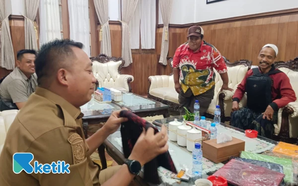 Thumbnail Berita - Kelompok Pembatik Disabilitas Antarkan Pesanan Batik Ciprat ke Bupati Situbondo