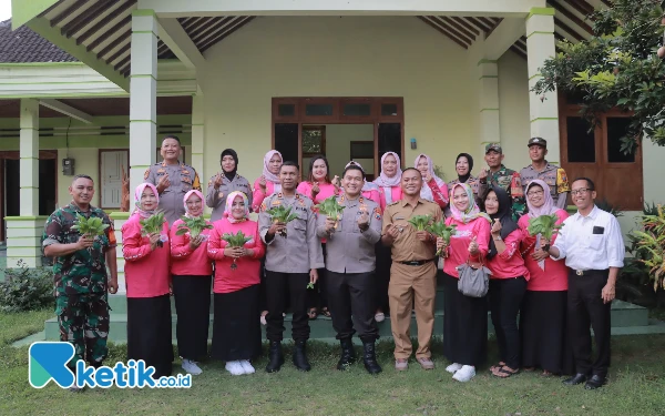 Thumbnail Perkuat Sinergi dan Ketahanan Pangan, Kapolres Blitar Tinjau Taman Toga Melati Desa Minggirsari