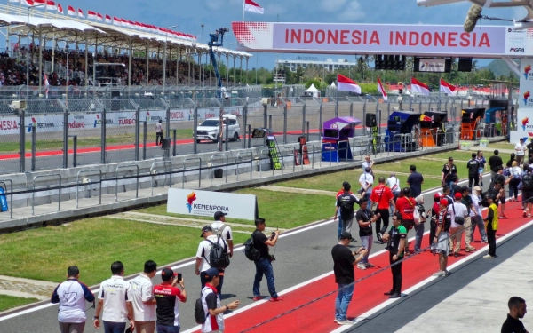 Thumbnail Berita - Sirkuit Mandalika Ajak Masyarakat Rasakan Sensasi Jalan di Paddock MotoGP Gratis!