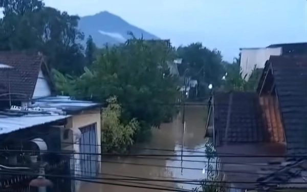 Thumbnail Banjir dan Longsor di Trenggalek, Enam Warga Belum Ditemukan