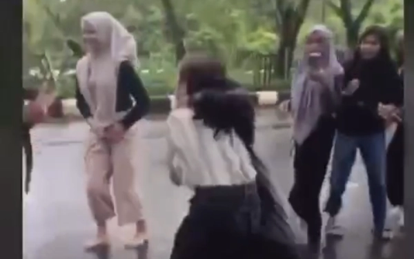 Thumbnail Berita - Viral! Video Dua Gadis Berkelahi di Depan Masjid Giok Nagan Raya Tersebar di Sosmed
