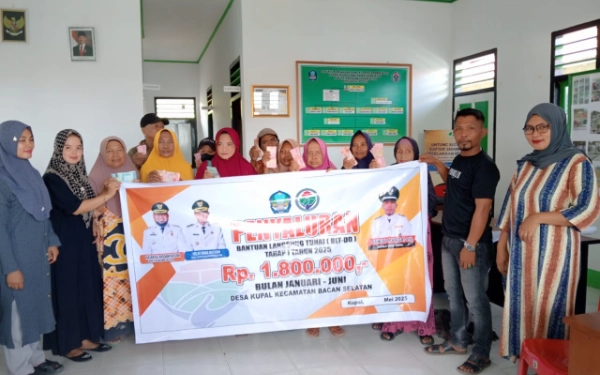 Thumbnail Pemdes Kupal Halsel Salur Honor Perangkat Desa BPD dan Stimulan Tahun Anggaran 2025