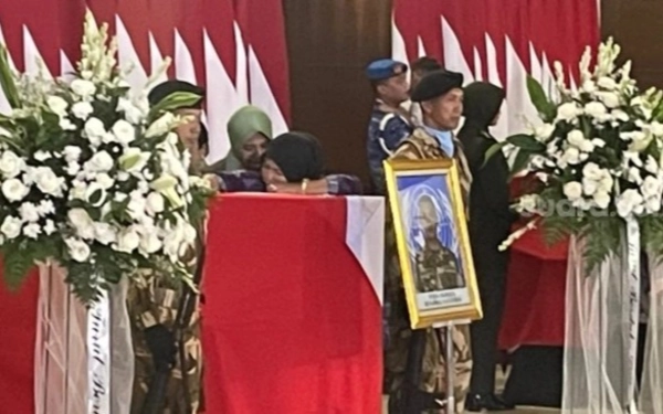 Thumbnail Berita - Teriakan ‘Ayah’ Warnai Kedatangan Jezanah 3 Prajurit TNI Gugur di Lebanon, Tangis Keluarga Pecah
