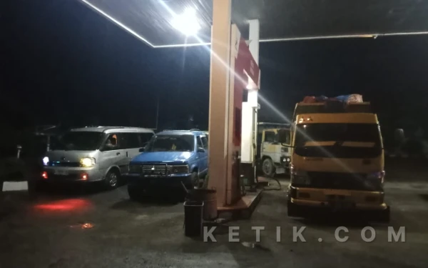 Thumbnail Berita - Solar Langka, Warga Antre Seharian di SPBU Babahrot hingga Pulang dengan Tangki Kosong