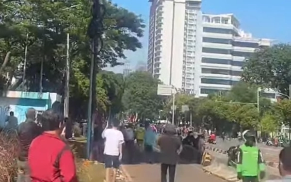 Thumbnail Kerumunan Massa di Kwitang Jakarta yang Gerudug Markas Brimob Masih Berlanjut Pagi Ini