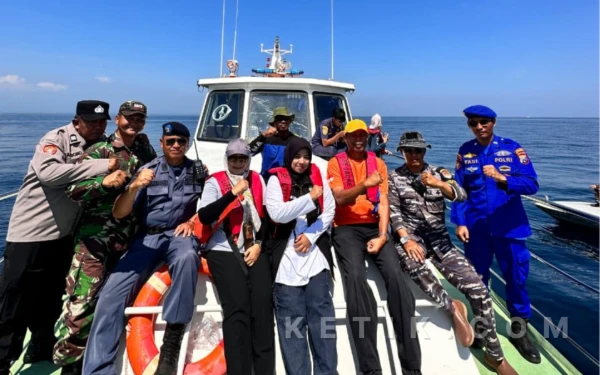 Thumbnail Berita - Hari Ke-4, Wabup Situbondo Turun Langsung Cari Penumpang KMP Dharma Kartika di Laut Jangkar