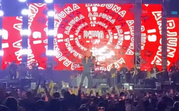 Thumbnail Berita - Dewa 19 Hipnotis Jombang dengan Lagu-Lagu Legendaris di Konser Dialog Cinta Vol 3