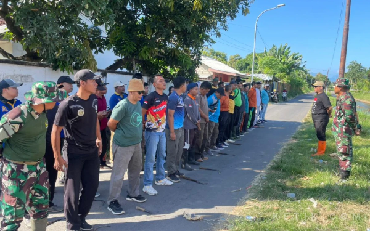 Thumbnail Berita - Gerakan Indonesia Asri, Pemerintah Kecamatan Asembagus Bersihkan Sampah di Aliran Sungai