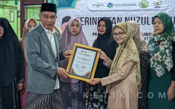 Thumbnail Berita - Istiqamah Mengaji Al Quran, Jemaah Lansia dan Mualaf Mendapat Penghargaan dari Masjid Jami Baiturrahim Kabupaten Malang