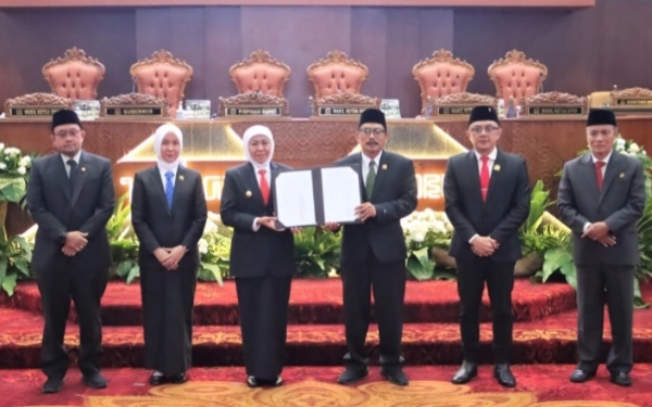 Thumbnail Gubernur Khofifah dan Pimpinan DPRD Jatim Setujui  dan Sahkan P-APBD 2025
