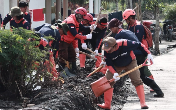 Thumbnail Berita - Ratusan Anggota Kwarda Pramuka Jatim Bantu Pulihkan Wilayah Sekitar Semeru Pascaerupsi