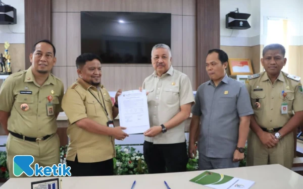 Thumbnail Berita - Kode Register Desa Persiapan Sempang Resmi Diterima Bupati Pinrang