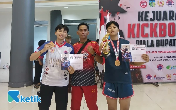 Dua Siswi SMAN 1 Plemahan Sabet Podium di Kejuaraan Kickboxing Piala Bupati Kediri Cup 2025