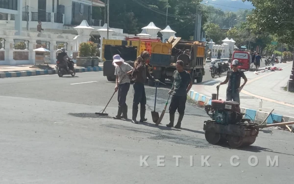Thumbnail Berita - Sambut Arus Mudik, Perbaikan Jalan Kabupaten Pacitan Ditarget Rampung H-5 Lebaran