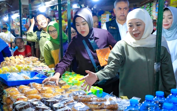 Thumbnail Berita - MEGENGAN! Gubernur Khofifah Borong Apem di Pasar Tambah Rejo Surabaya