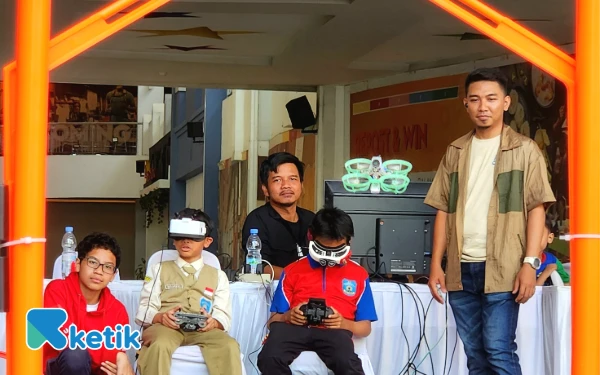 Thumbnail PERTAMA DI INDONESIA! Ratusan Bocah Surabaya Dilatih Jadi Pilot Drone, Siap Bersaing di Tingkat Global