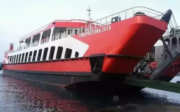 Thumbnail Berita - KMP Tunu Pratama Jaya Tenggelam di Selat Bali, Angkut 65 Penumpang dan 14 Tronton