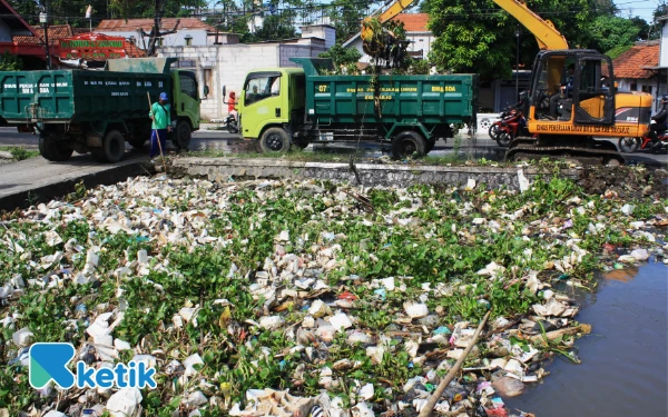 Thumbnail Berita - Dinas Bina Marga Sidoarjo Bersihkan Kali Pelayaran, CPU Ekskavator Dicuri Orang
