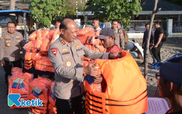 Kapolda Jatim Peduli Masyarakat Nelayan Pasir Putih Situbondo, Bantu Jaket Pelampung dan Sembako