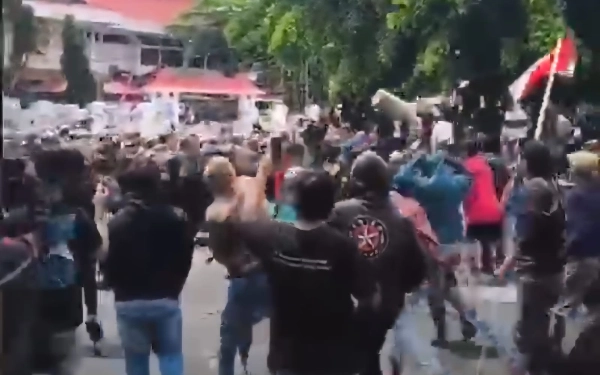 Thumbnail Pati Ricuh! Demo Bupati Sadewo Lengser Berujung Anarkis, Gas Air Mata Ditembakkan