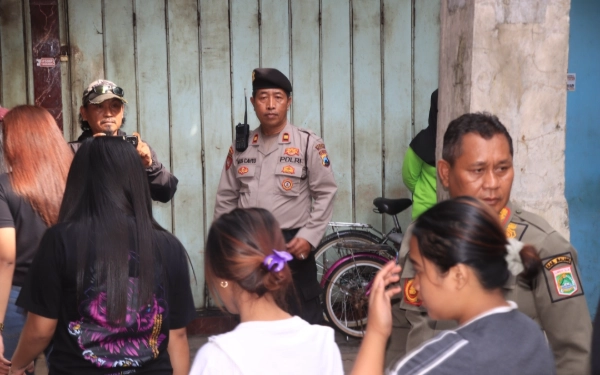 Thumbnail Diduga Jadi Tempat Prostitusi, Aparat Gabungan Tertibkan Warkop di Pasar Gondanglegi