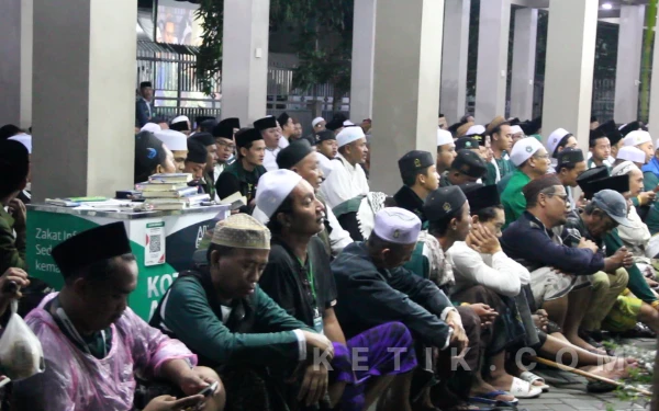 Thumbnail Berita - Hujan Iringi Ribuan Jemaah Napak Tilas Isyaroh Pendirian NU Tiba di Tebuireng Jombang